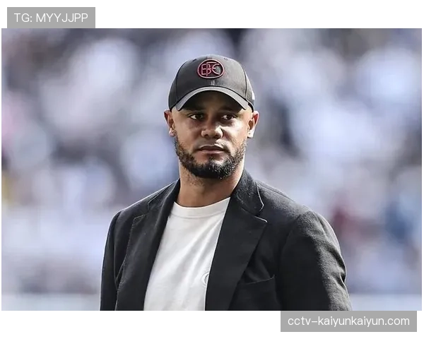 终场哨响，拜仁主帅孔帕尼与助手紧紧相拥